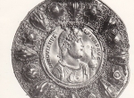 Fot. 3. Boročiče, awers medalionu Jowianusa, zabytek zaginął, zachowany odlew gipsowy, zdjęcie archiwalne (fot. T. Biniewski, Państwowe Muzeum Archeologiczne w Warszawie).