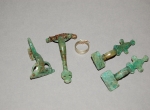 Fig. 2. Brooches from an inhumation grave: at left, a form with a false spring and chord cast in one piece with the bow, at right, a pair of bow brooches, group West Heslerton/Weimar/Brunnhem (photo by A. Krzysiak).