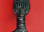 Fig. 2. Bronze bow brooch from Tumiany (former Daumen), Warmińsko-Mazurskie Voivodeship, grave 46 (1/70). Photo St. Fitak (Prusowie. Dzieje i kultura ludu bałtyjskiego [folder to the exhibition: Prussians. History and Culture of a Balt People]], Malbork 19