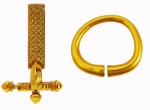 Fig. 1. Gold crossbow brooch (Zwiebelknopffibel) and gold torse-like bracelet from Childeric’s tomb (D. Quast 2009). 