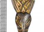 Fot. 2. Nóżka srebrnej pozłacanej zapinki zdobiona w stylu zwierzęcym znad jeziora Gopło, pow. mogileński, VI w.; niepublikowana; (fot. M. Rudnicki)