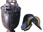 Fig. 1. Copper Hunnic cauldron from Törtel in Hungary and a reconstruction of a saddle with gold mounts from Mundolsheim in Alsace (F. Fjulep F. Fjulep, Vengerskij Nacional’nyj Muzej [in:] Budapeštskie muzei. Budapešt 1985; J-Y. Marin 1990).
