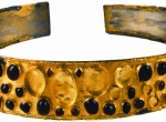 Fot. 2. Huński złoty diadem z okolic Odessy. Römisch-Germanisches Museum w Kolonii (A. Koch 2007).