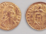 Fot. 4. Złote naśladownictwo ostrogockie(?) solida Walenyniana III wagi 4,48 g, skarb, Karsibór pow. świnoujski, Muzeum Narodowe w Szczecinie, MNS/A/22203.