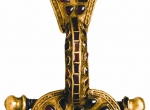 Fot. 2. Złota fibula ze skarbu w Nieżynie na Ukrainie, Państwowe Muzeum w Ermitażu (A. G. Furas’ev, Epocha merovingov: orly Rima i vorony Votana, Sankt-Peterburg 2007).