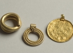 Fig. 1. Suchań, three stray finds from the scattered Migration Period deposit: Scandinavian bracteat, ring pendant and ring, photo. M. Bogacki (in NMS).