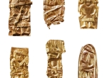 Fot. 5. Guldgubbar, miniaturowe figurki ludzkie z cienkiej, złotej folii z VI w. po Chr., Muzeum Historyczne Uniwersytetu w Lundzie (fot. B. Almgren).