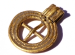 Fot. 6. Złota zawieszka pierścieniowata z V w. po Chr., Muzeum Historyczne Uniwersytetu w Lundzie (fot. B. Almgren).