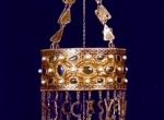 Fig. 3. Gold votive crown of King Recceswinth from the treasure of Guarrazar. (G. Ripoll Lopez, Archeologia visigota in Hispania [in:] I Goti. Milano 1994, p. 301-327).