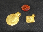 Foto 3. Bursztynowy wisior, złota zawieszka i solidus z uszkiem.
