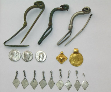 Selected finds from the cave in Kostkowice-Dobrogoczyce (© AB)